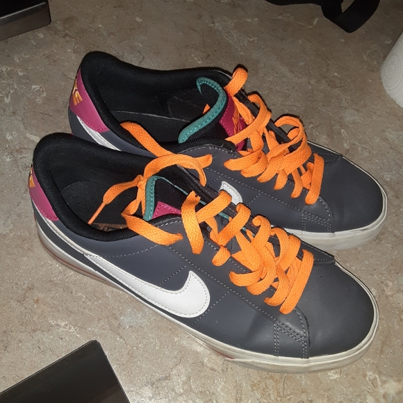 Nike - Picture 3 of 6